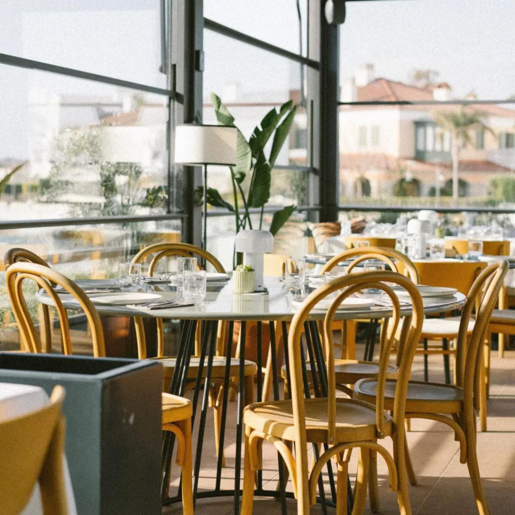 Restoranlar listesinden Port House Alaçatı'nın masa ve sandalye tasarımları