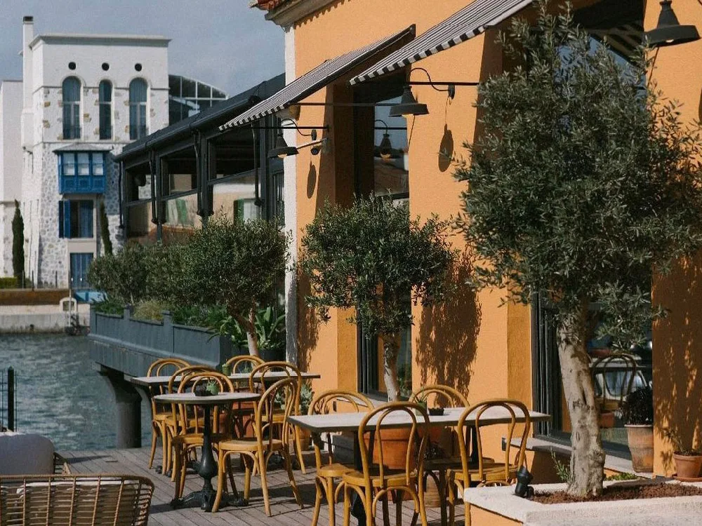 Restoranlar listesinden Port House Alaçatı'nın deniz kenarındaki bahçesi