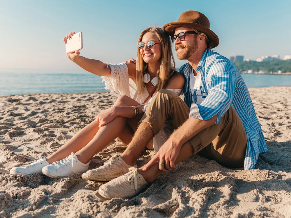 sevgili ile yapılan 3 günlük tatilde kumda resim çekilen romantik çift