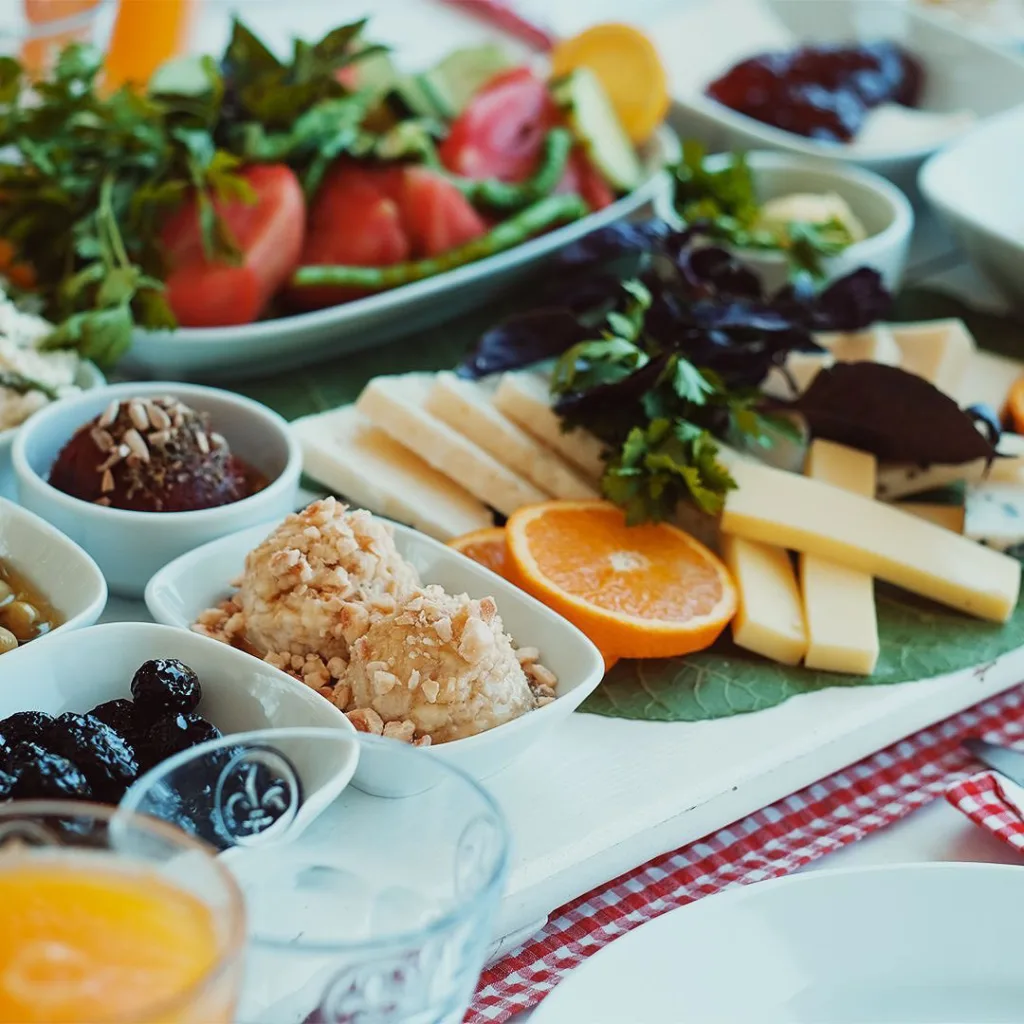 kahvaltı mekanları arasından Zeytinaltı Alaçatı'da lezzetli ve sağlıklı kahvaltı tabakları