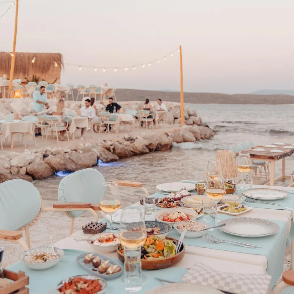 Rakish'in deniz kenarındaki mezelerle dolu masaları