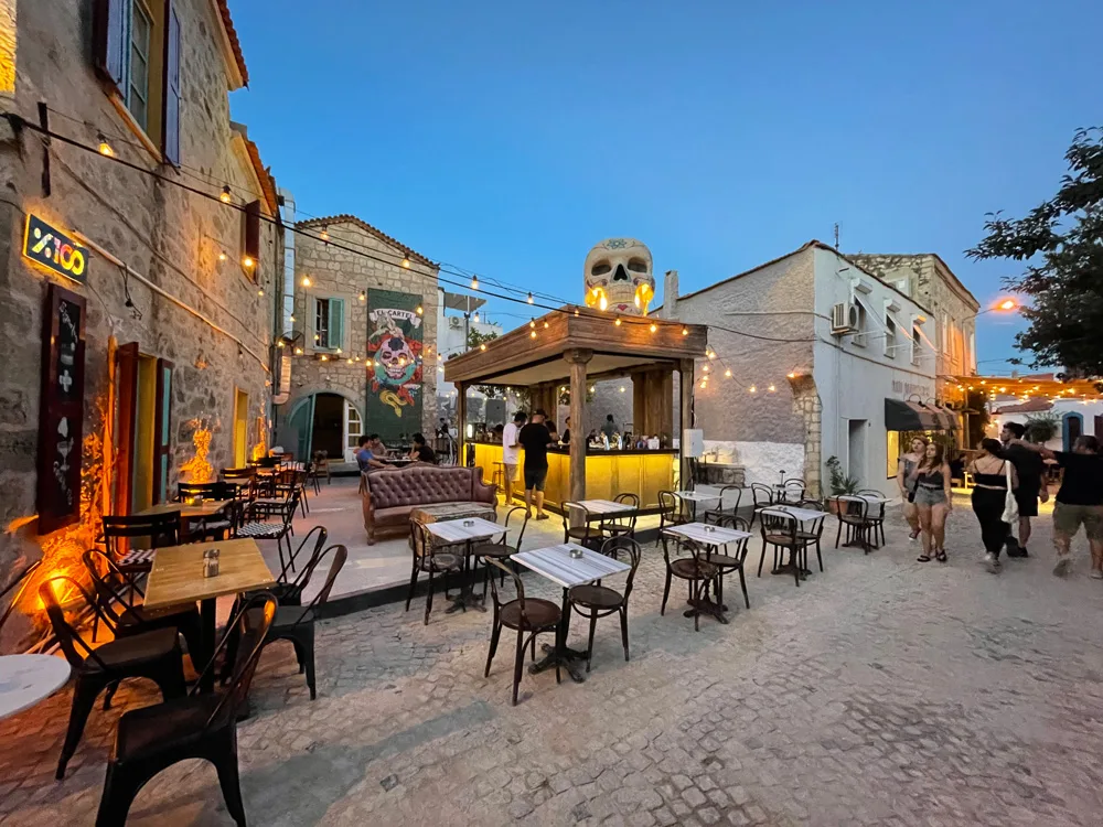 En iyi Alaçatı barlar arasından Cartel Cefee Coctail Alaçatı'nın gün batımında sessiz ve sakin halleri
