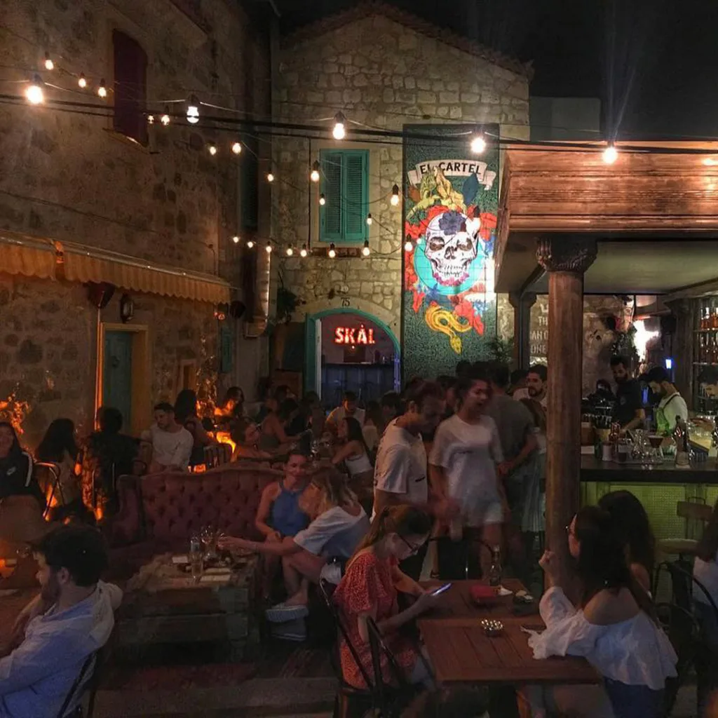 En iyi Alaçatı barlar arasından Cartel Cefee Coctail Alaçatı'nın gece insanlarla dolu hali