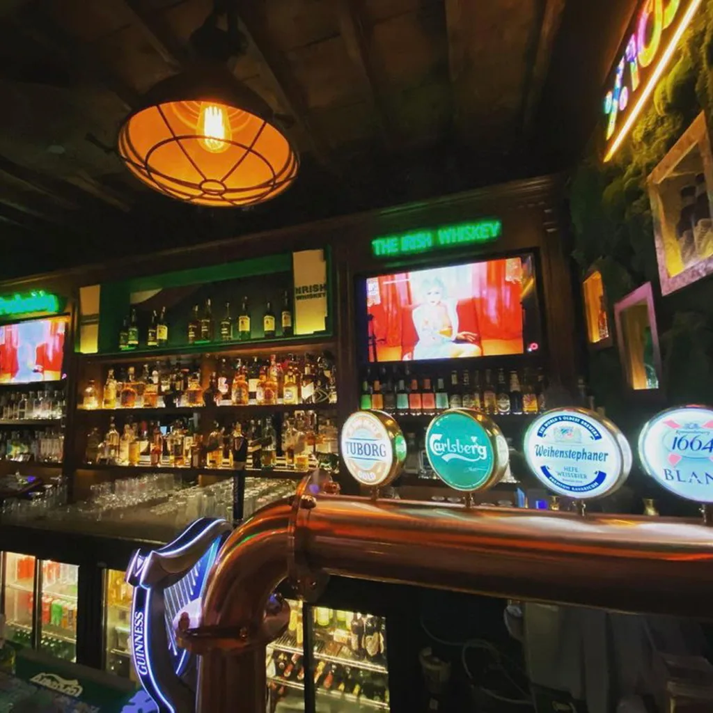 Hops İrish Pub Stage Alaçatı'nın bar kısmındaki alkollü içecekler