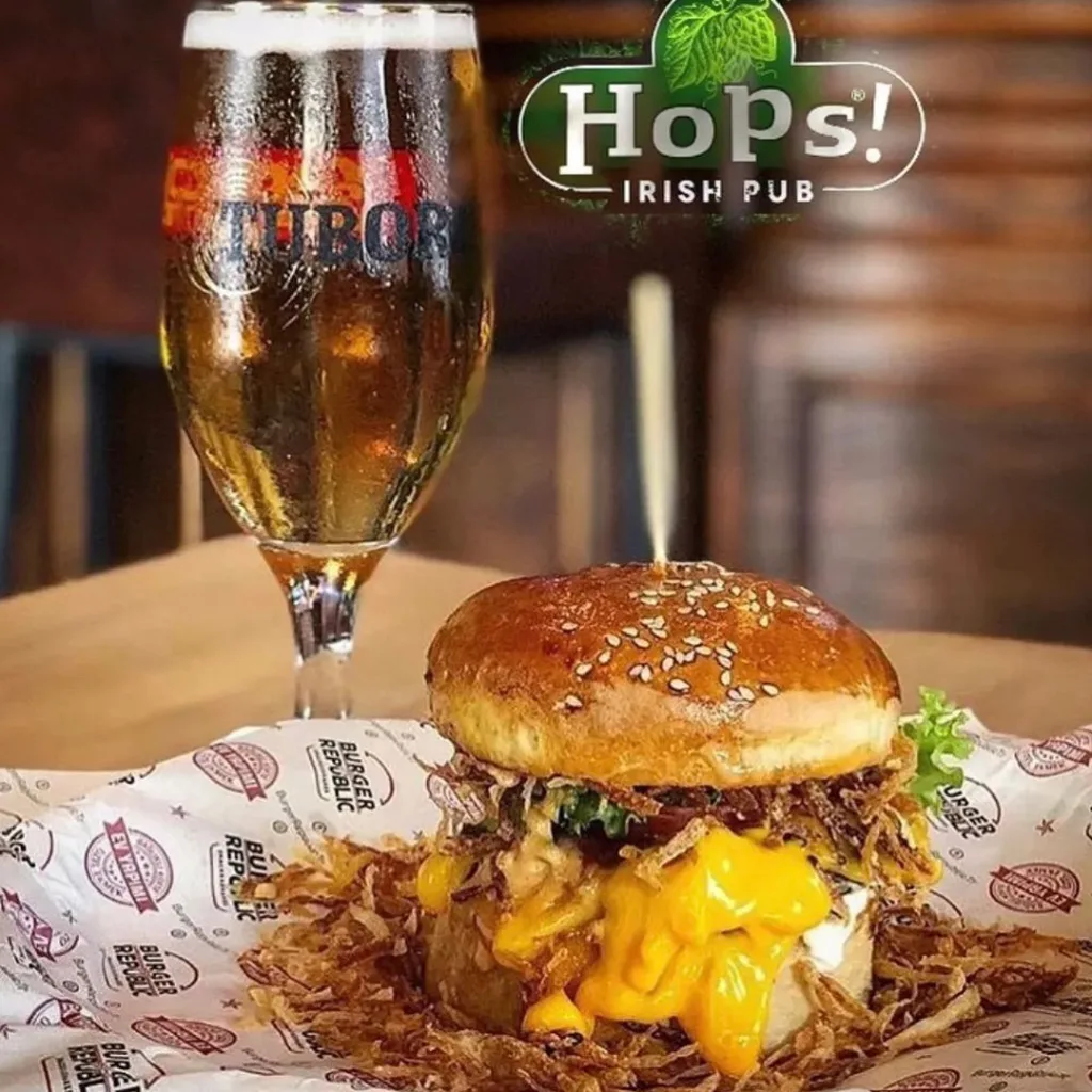 En iyi Alaçatı barlar arasından Hops İrish Pub Stage Alaçatı'nın lezzetli hamburger ve bira menüsü