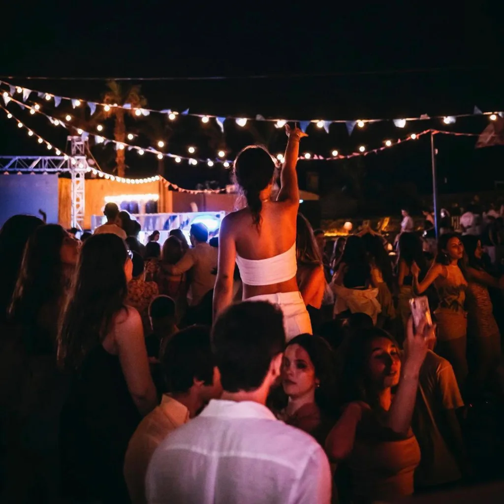 En iyi Alaçatı barlar arasından Panayır Alaçatı'nın eğlenceli müzikleriyle dans edenler