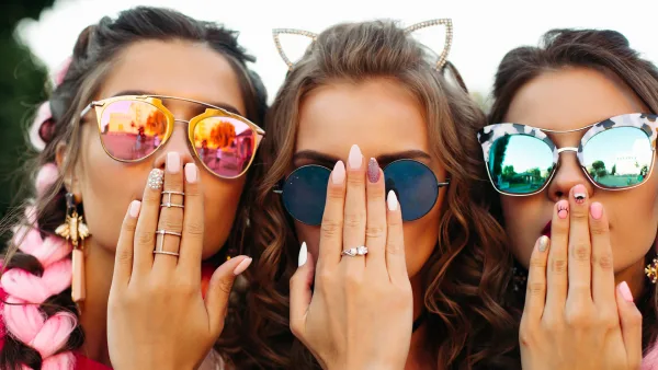 Güneş gözlüklü üç kadın