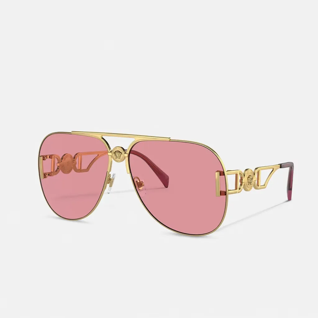 Versace markasının pembe ve gold renkli 2023 modasına uygun aviator çerçeveli güneş gözlükleri