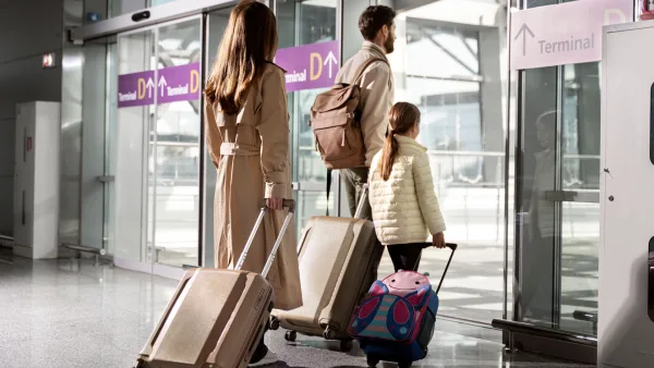 Havaalanı kapısından geçerek uçaklarına girmeye çalışan aile