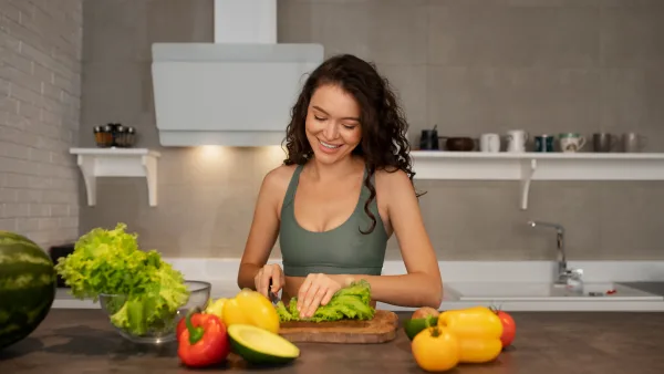 sağlıklı beslenme için mutfakta salata hazırlayan kadın