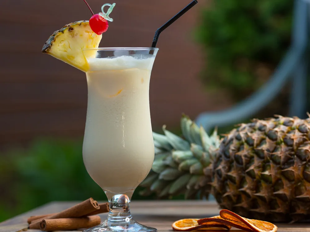 ananas, hindistan cevizi sütü ve likörü içeren pina colada kokteyli