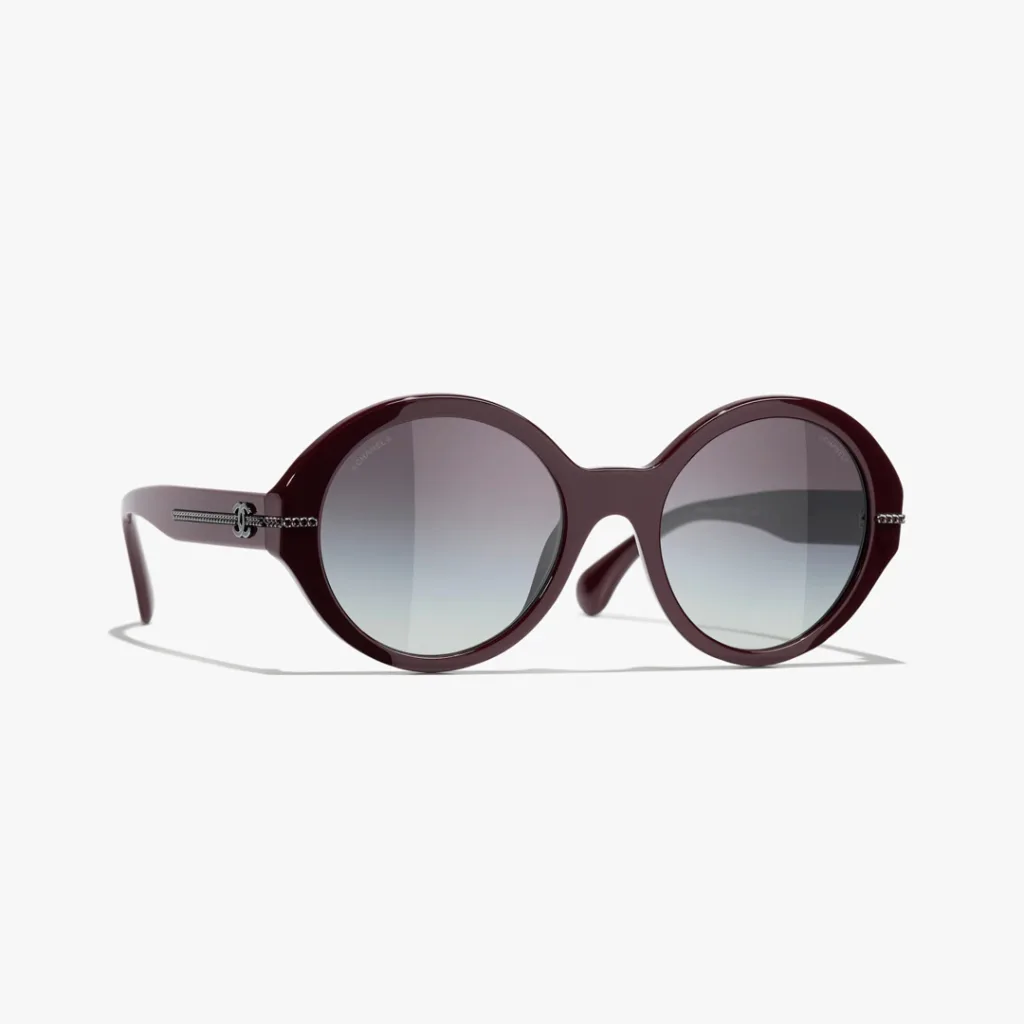 Chanel markasının mor renkli 2023 modasına uygun yuvarlak çerçeveli güneş gözlükleri