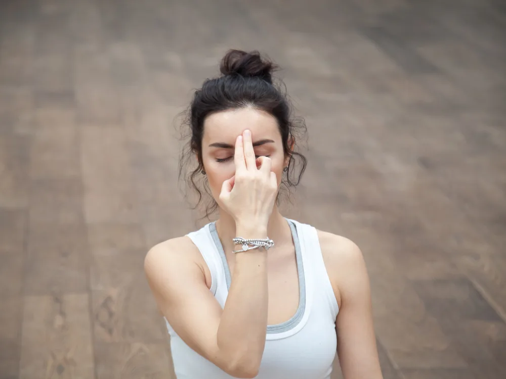 yüz yogası yapan genç kadın