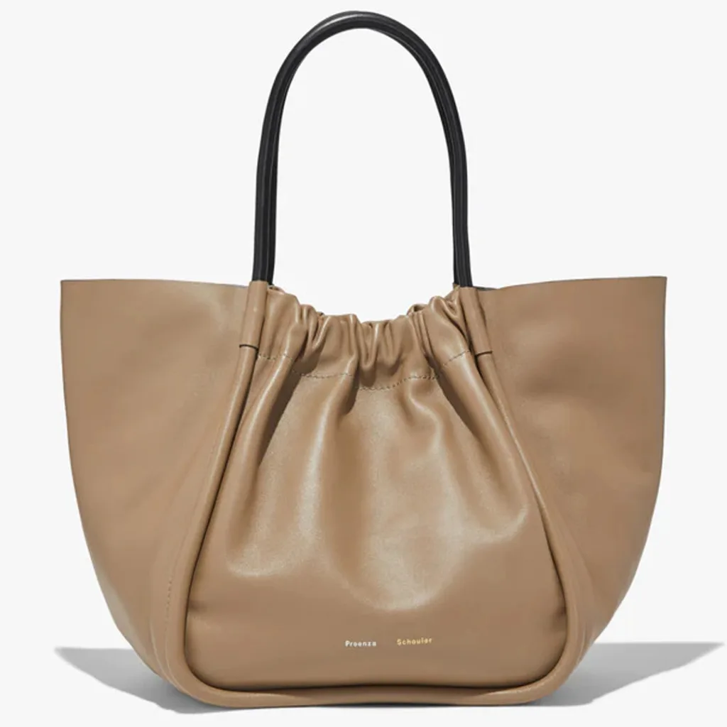 Proenza Schouler markasının açık renkli büyük boy çantası
