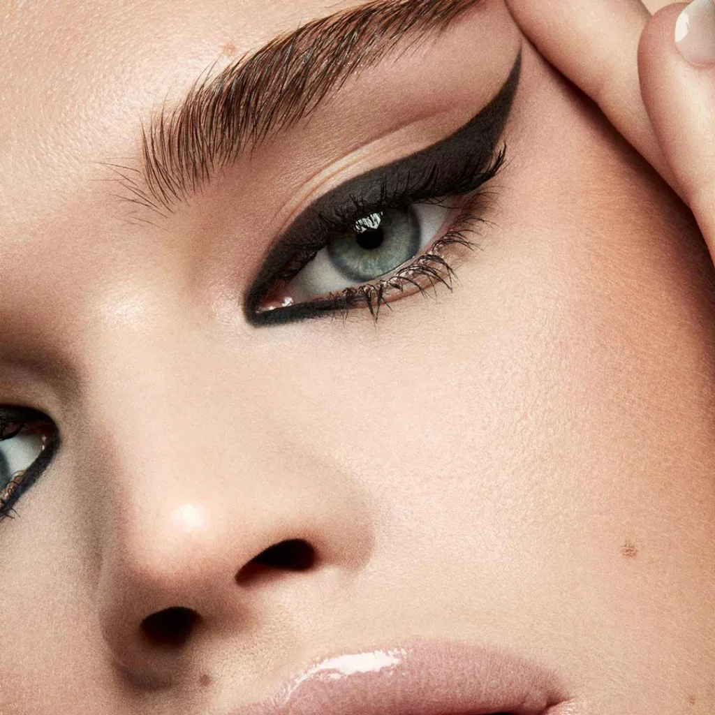 Fenty Beauty markasının siyak eyelinerı ile uygulanmış 2023 güzellik modasına uygun eyeliner görünümü