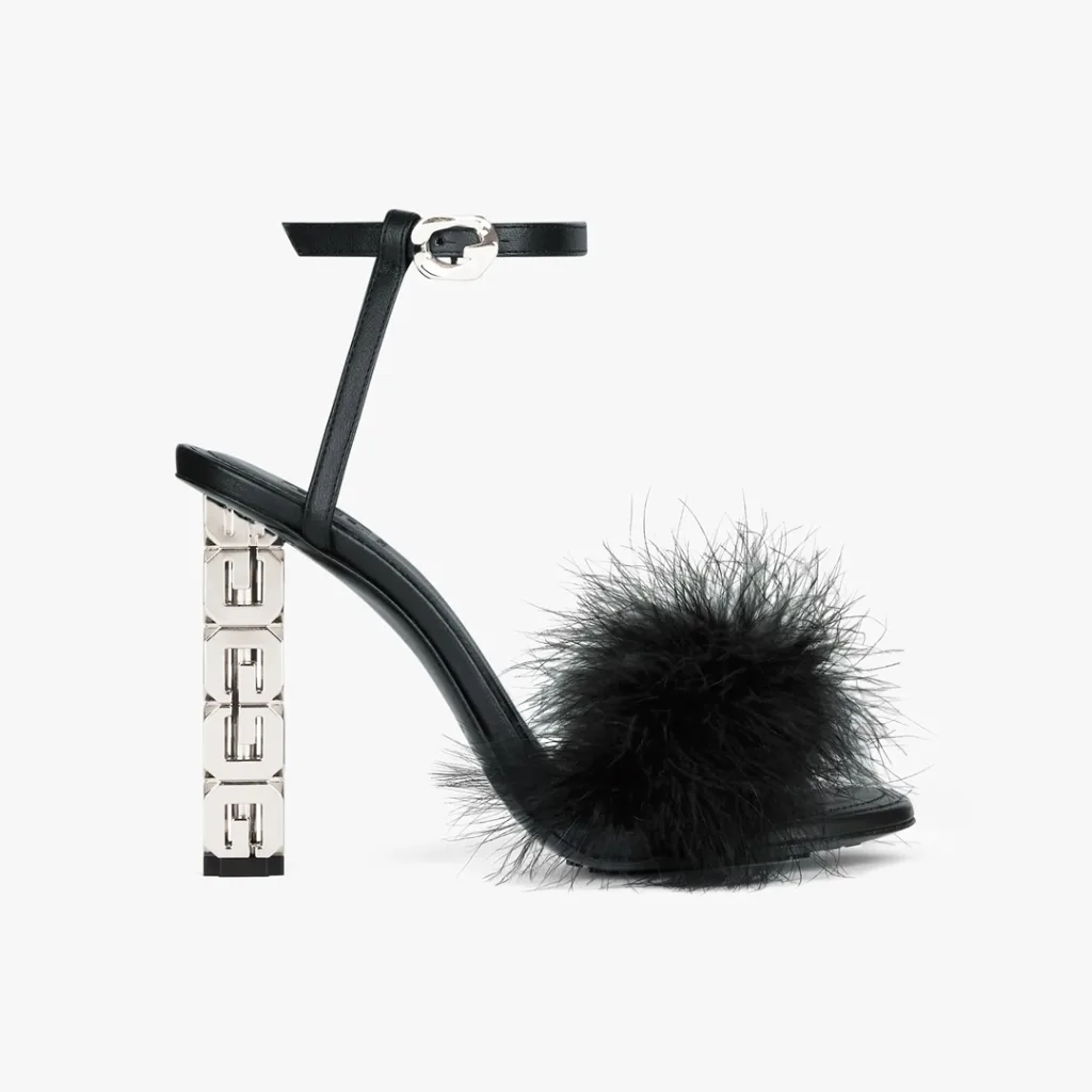 Givenchy markasının siyah renkli peluş detaylı topuklu ayakkabı modeli