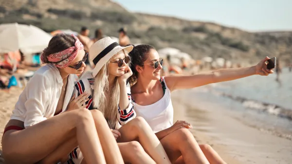 Alaçatı'da tatil yaparken sosyal medya için poz veren 3 turist kız