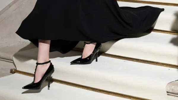 Valentino markasına ait merdivenlerden inen kadının göz alıcı ayakkabıları