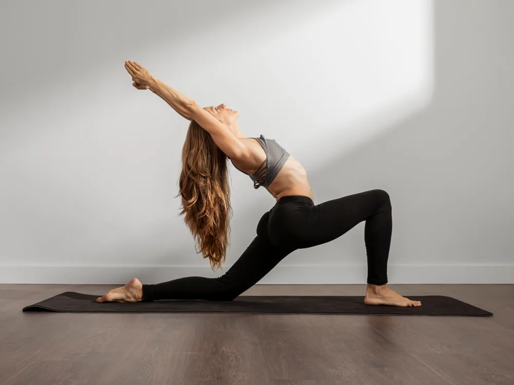 yoga yaparak yaşam kalitesi artırmak isteyen kadın