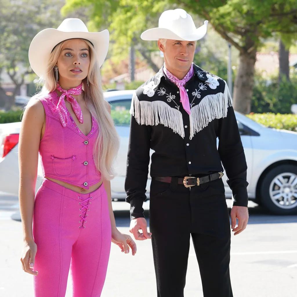 Barbie ve Ken çifti pembe ve siyah kovboy kostümleri