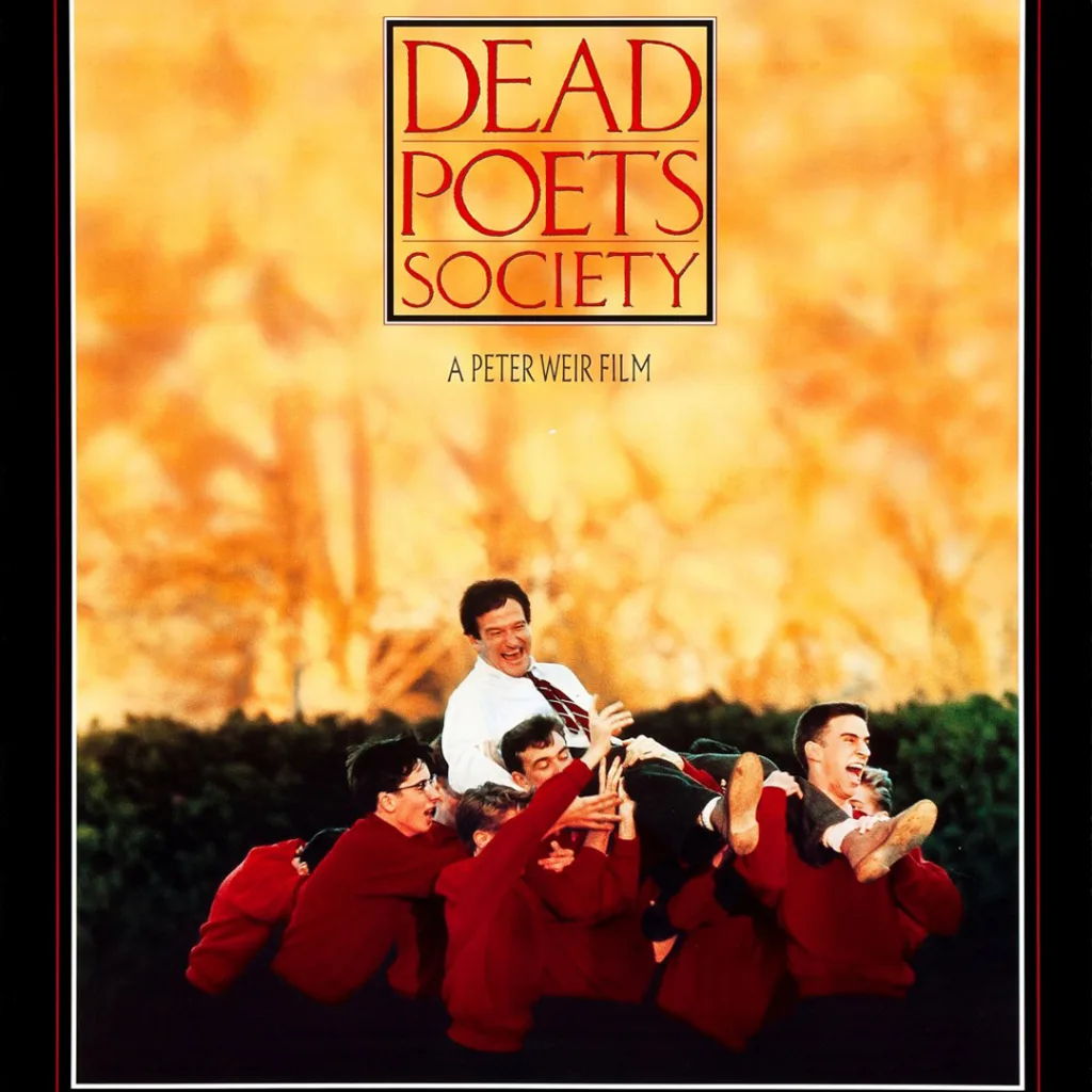 dizi ve film önerilerinden dead poets society film kapağı, öğrenciler sevinçle öğretmenlerini sırtlarında taşıyorlar