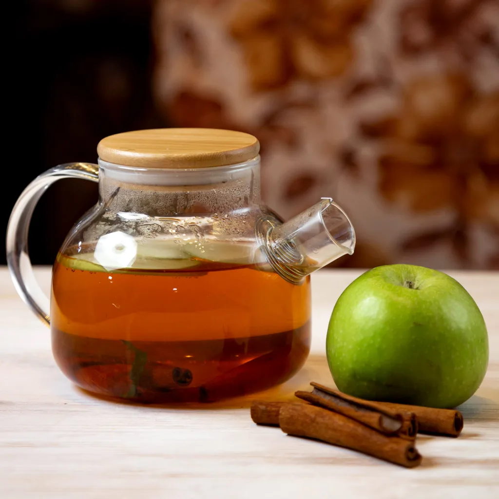 demlik içerisindeki sıcak elma çayı