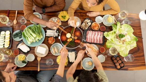Birbirinden güzel yiyeceklerle donatılmış bir masa ve bir grup insan