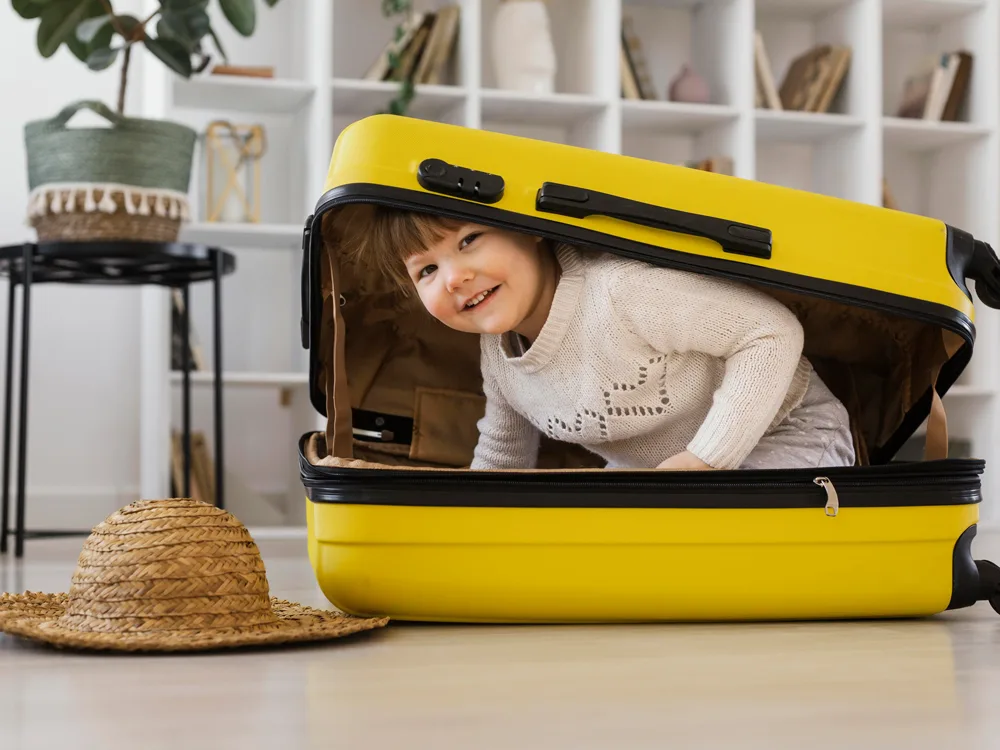 sarı bir valiz içine saklanmış küçük kız