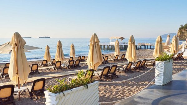 Plajda kurulu sandalye ve şemsiyeler, tatilciler için aranan en iyi destinasyon özelliklerinden.